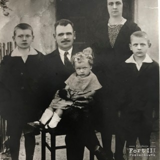 Banaszewska Władysława (druga od prawej) wraz z rodziną.
