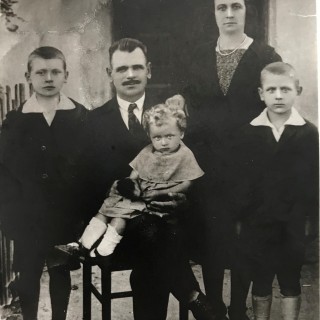 Banaszewski Stanisław (pierwszy od lewej) wraz z rodziną.