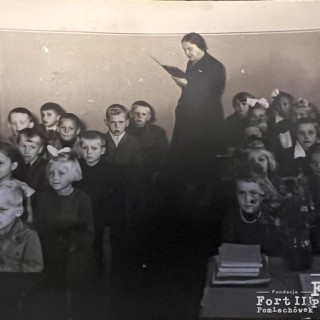 Henryka Broniszewska wraz z podopiecznymi. Szkoła w Sochocinie około 1956 r.