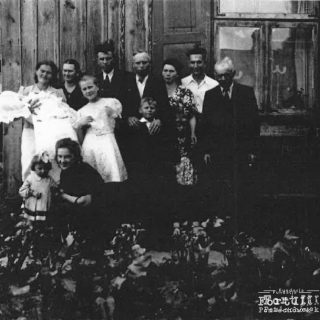 Na zdjęciu Modest Broniszewski (pierwszy od prawej) wraz z rodziną, Sochocin, wrzesień 1943 r.