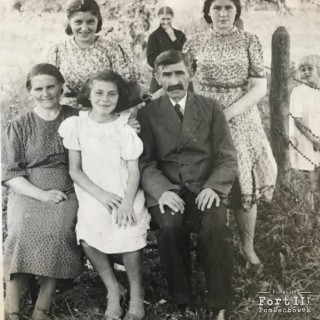 Giszczyńska Kazimiera wraz z rodziną (stoi pierwsza od lewej)