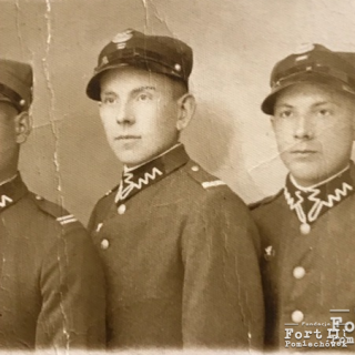 Zdjęcie Wincentego Jaskułowskiego z okresu służby wojskowej. Pierwszy z prawej strony.