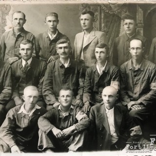 Zdjęcie z robót przymusowych na terenie Rosji 1941 r.,Stanisław Kochanowski- dolny rząd, pierwszy z prawej strony