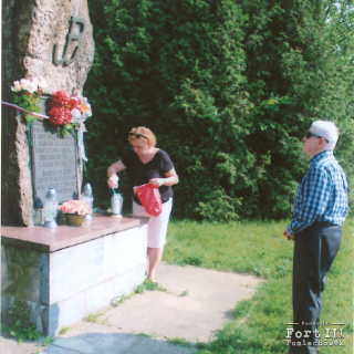 Zdjęcie syna i wnuczki Mieczysława Laskowskiego przy pomniku przy Forcie III w Pomiechówku
