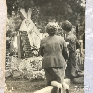 Żona i synowa Mieczysława Laskowskiego przy pomniku na cmentarzu w Pomiechówku (1966 r.)