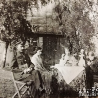 Andrzej Miedzowski (po lewej) z rodziną