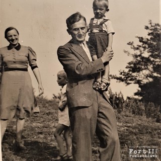 Mieczysław Olenderek (trzyma na rękach syna Waldemara)