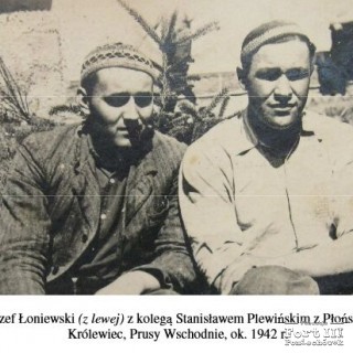 Stanisław Plewiński (z prawej strony) z Józefem Łoniewskim (z lewej strony) podczas pobytu na robotach przymusowych, Królewiec, ok. 1942 r.