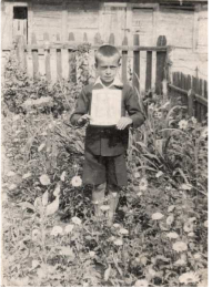 Edward Remliger w przydomowym ogrodzie w Sochocinie, 1939 r.