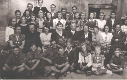 Edward Remliger (w pierwszym rzędzie, trzeci z lewej), Szkoła Podstawowa nr 1 w Płońsku, 28.06.1946 r.
