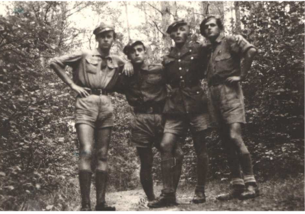 Edward Remliger (drugi z lewej), obóz harcerski w Dziektarzewie 1948 r.